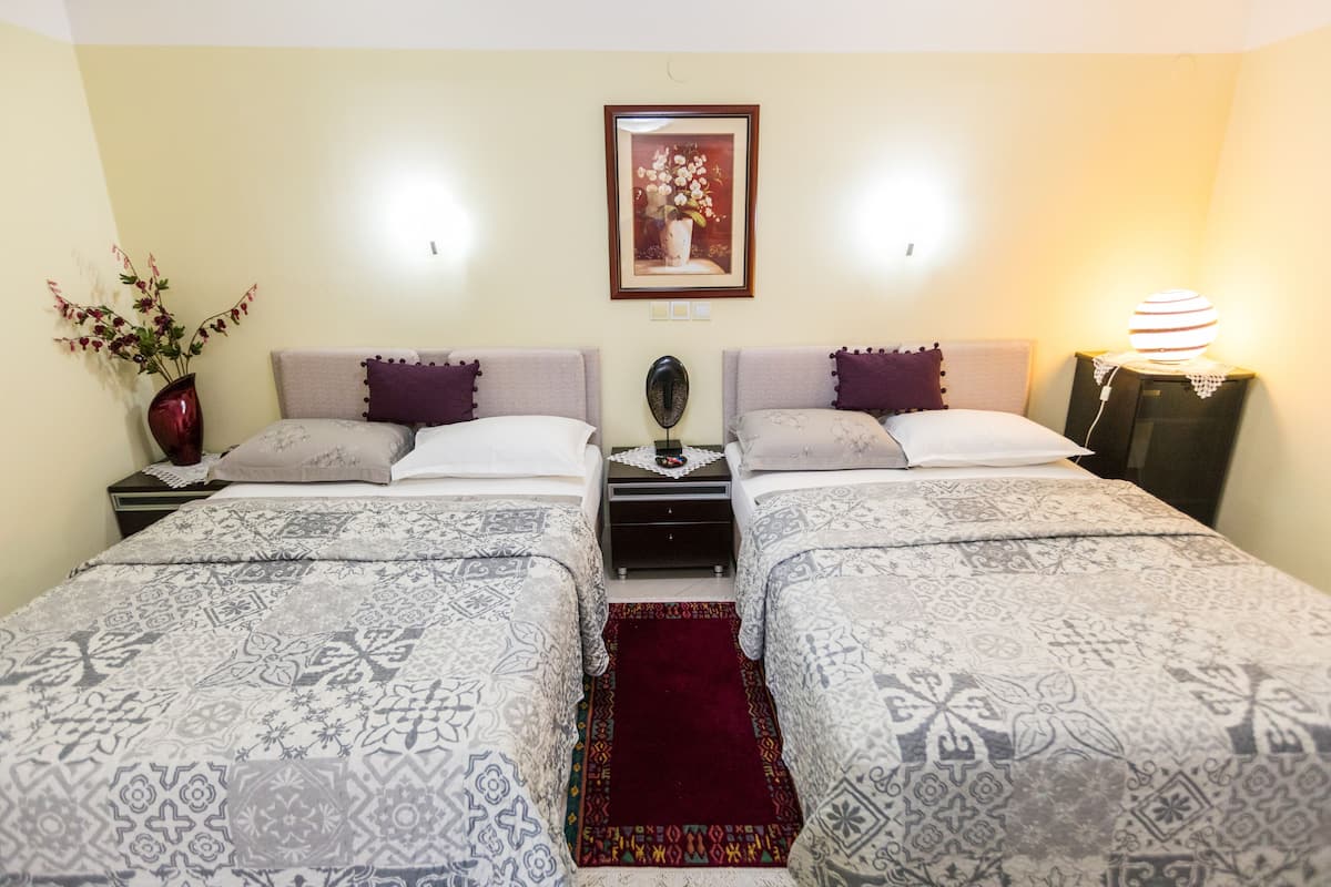 Deluxe Studio | Hypo-allergenic bedding available, minibar, in-room safe, desk