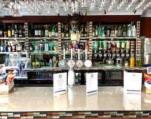 2 bares, bar junto a la piscina