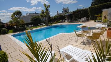 Piscina a l'aire lliure de temporada (horari: 08:00-22:00) i para-sols