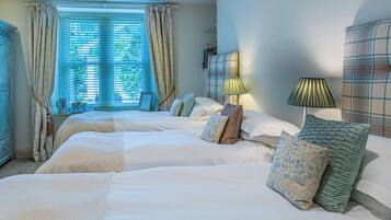 Superior Triple Room, 3 Twin Beds | Sábanas de algodón egipcio y ropa de cama de alta calidad