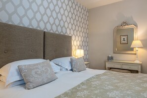 Superior Triple Room, 3 Twin Beds | Egyptian cotton sheets, premium bedding, Select Comfort beds - Lorne House (Corsham)