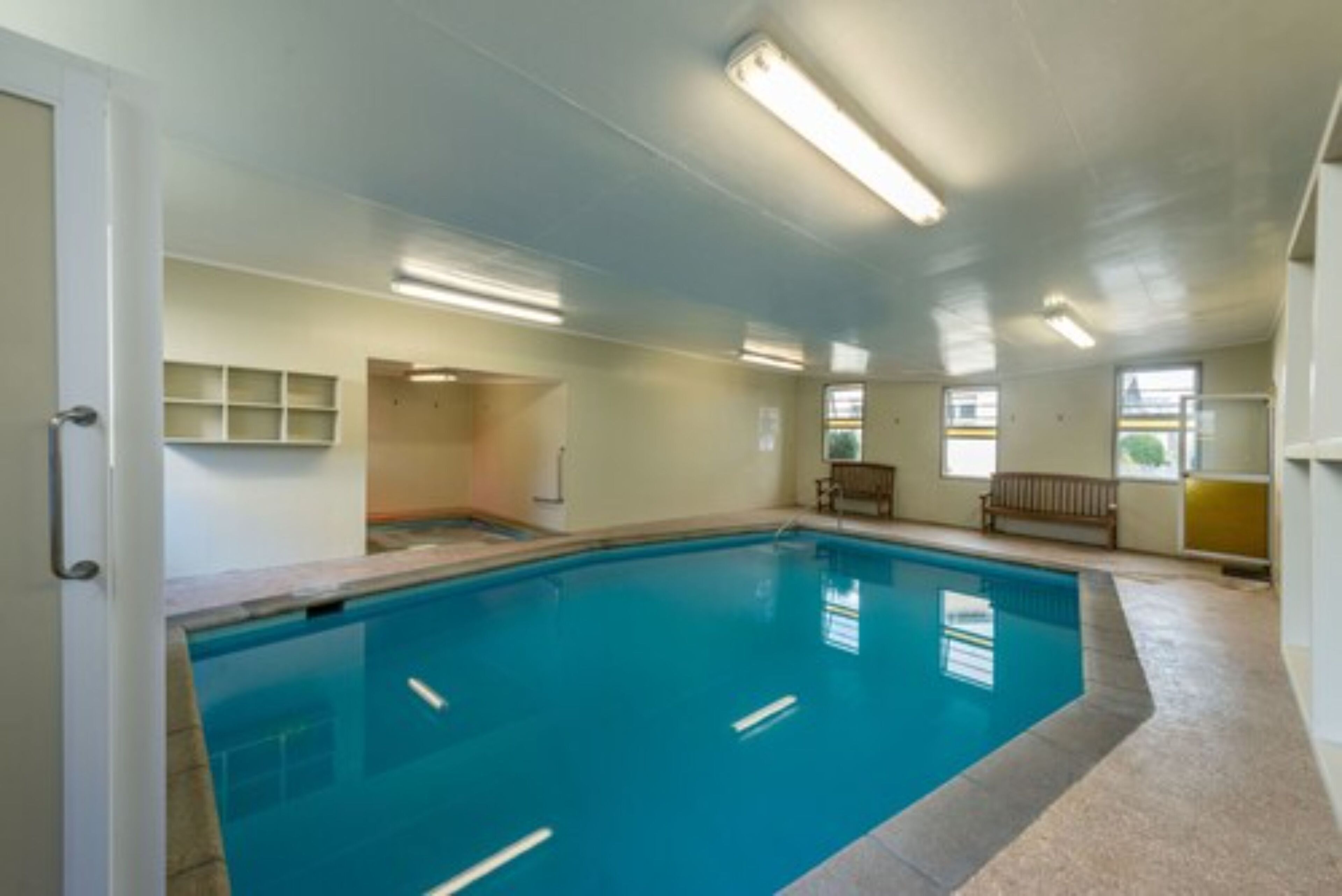 Indoor pool, sun loungers