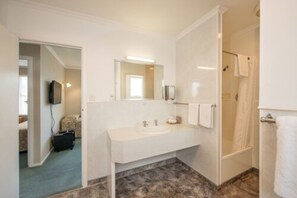 Dusche, kostenlose Toilettenartikel, Haartrockner, Handtücher