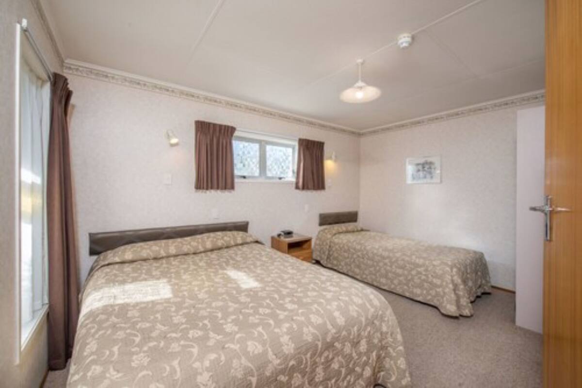 Phòng Suite, 1 phòng ngủ | Bộ đồ giường cao cấp, nệm Select Comfort, bàn, màn/rèm cản sáng 