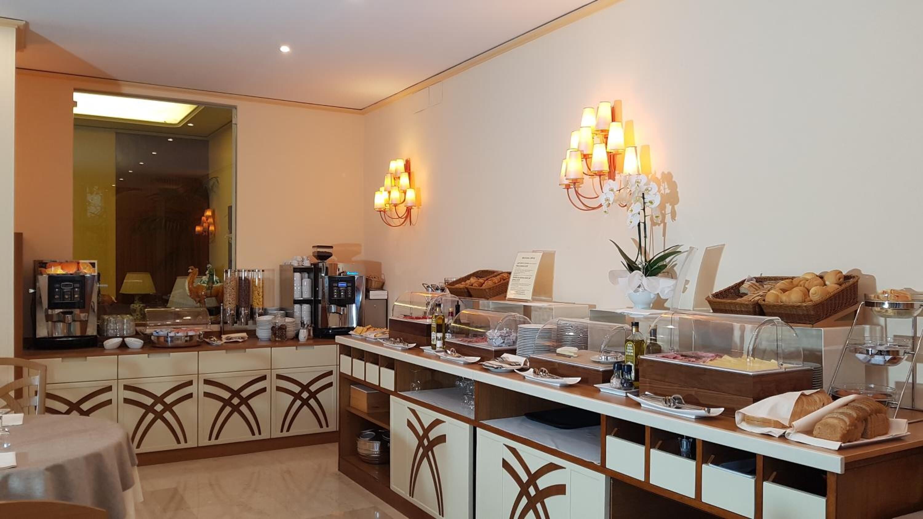 Montaje de bufé con diferentes alimentos y una máquina de café.