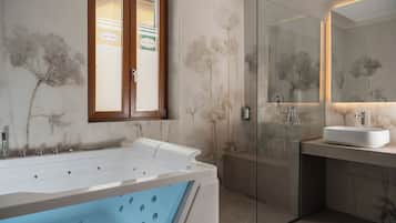Junior studio suite | Badkamer | Een haardroger, een bidet, handdoeken, zeep