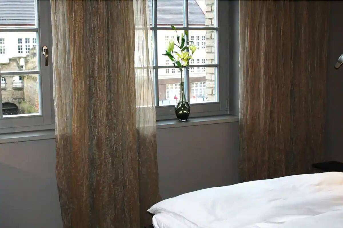 Minibar, soundproofing, cribs (free), WiFi (free)