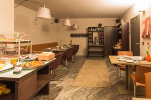Daily buffet breakfast for a fee - Villa Pica Paca (Gdansk)