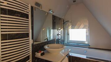Shower, rainfall showerhead, free toiletries, hair dryer