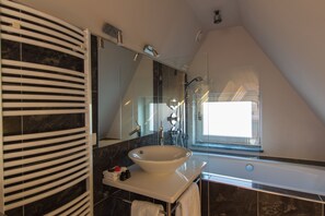 Shower, rainfall showerhead, free toiletries, hair dryer