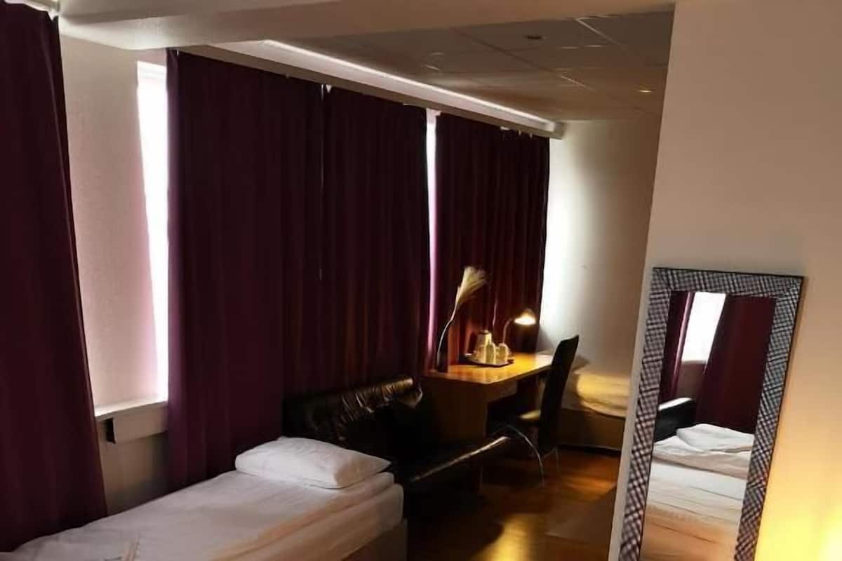家庭房, 私人浴室 | 办公桌、隔音、免费 WiFi、床单