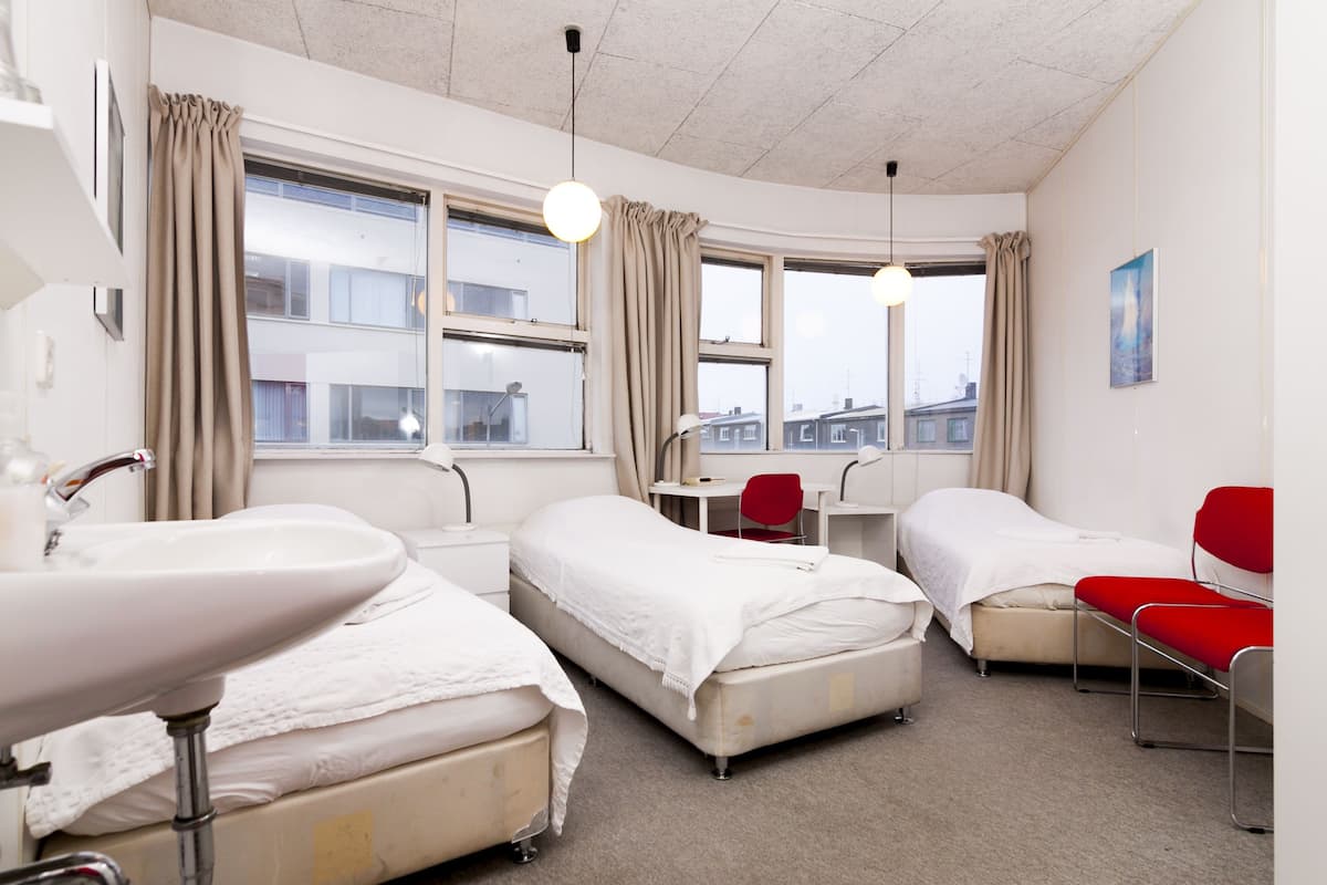 Triple Room, Shared Bathroom | Desk, soundproofing, free WiFi, bed sheets