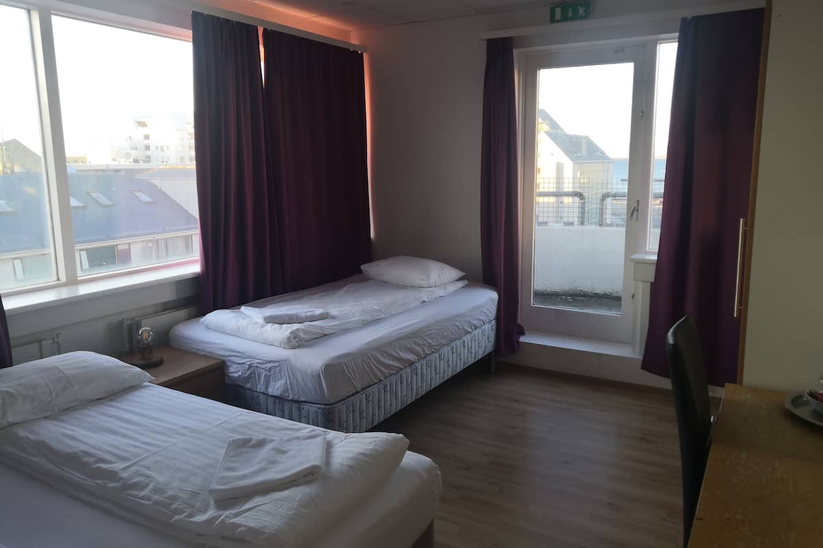 Standard Triple Room, 3 Twin Beds, Balcony, Sea View | Desk, soundproofing, free WiFi, bed sheets