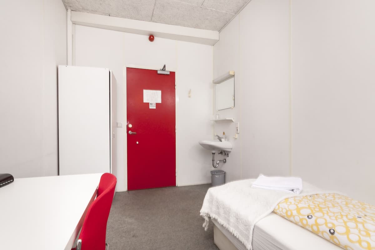 Single Room, Shared Bathroom | Desk, soundproofing, free WiFi, bed sheets