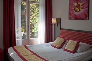 セーフティボックス (室内)、デスク、遮光カーテン、アイロン / アイロン台