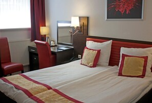 In-room safe, desk, blackout drapes, iron/ironing board - Hotel Allure (Amsterdam)