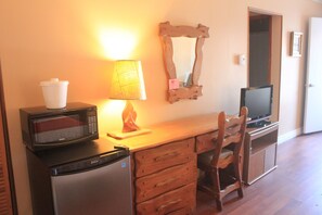 Habitación estándar, 2 camas dobles | Minibar, escritorio, sistema de insonorización y wifi gratis