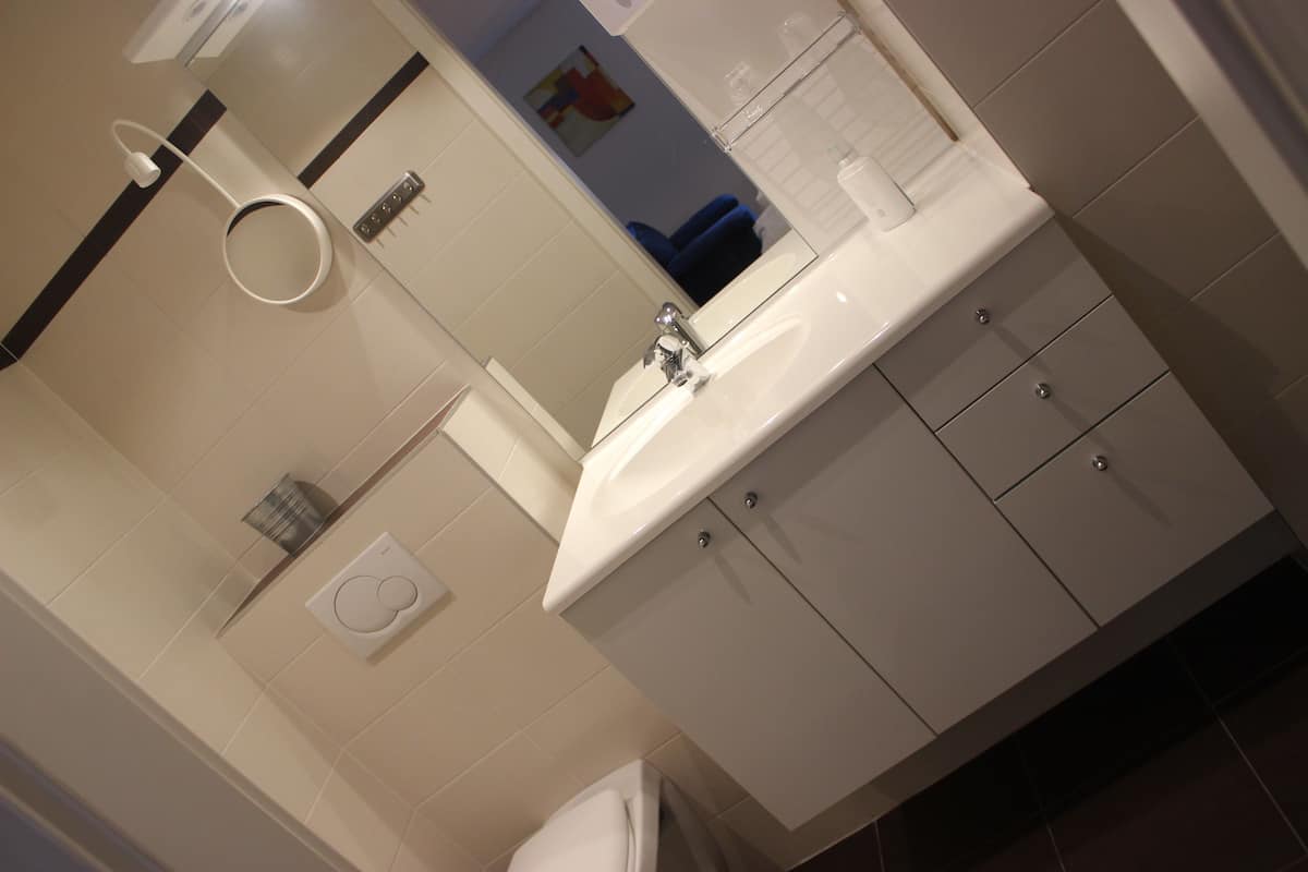 superior twin room | bathroom sink