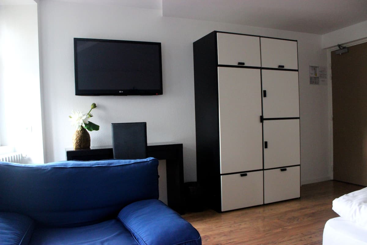 superior twin room | living area | flat-screen tv