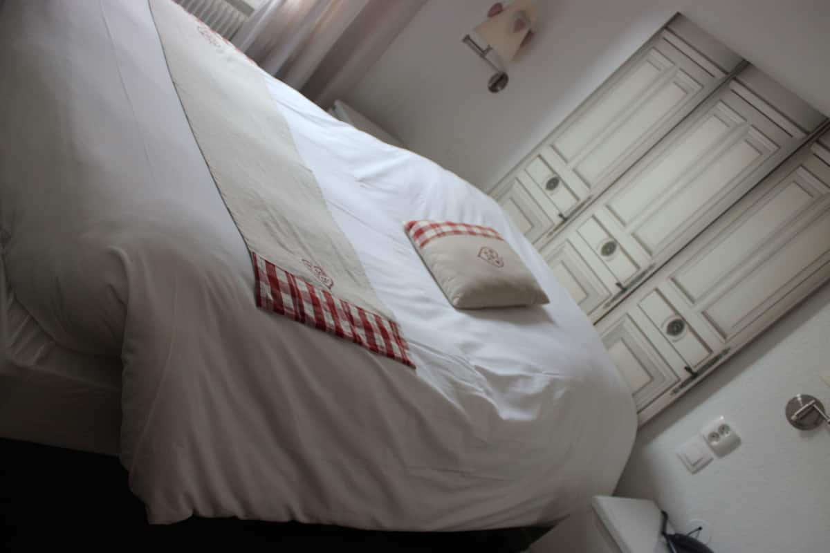 double room single use | desk, free cots/infant beds, free wifi