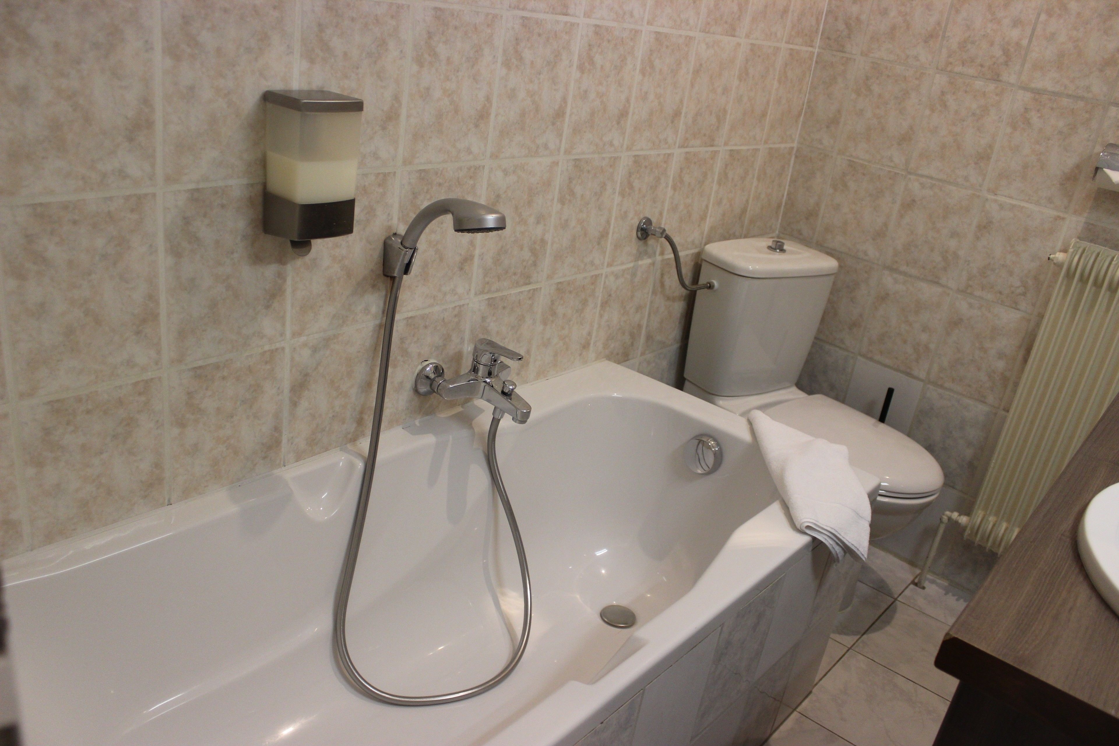 double or twin room | deep-soaking bathtub