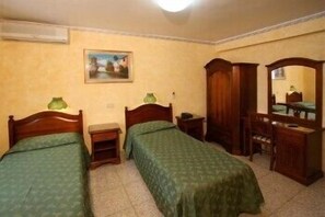 Camera con letto matrimoniale o 2 letti singoli | Una scrivania, culle/letti per bambini (a pagamento), Wi-Fi gratuito
