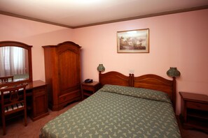 Escritorio, cunas, wifi gratis y ropa de cama 