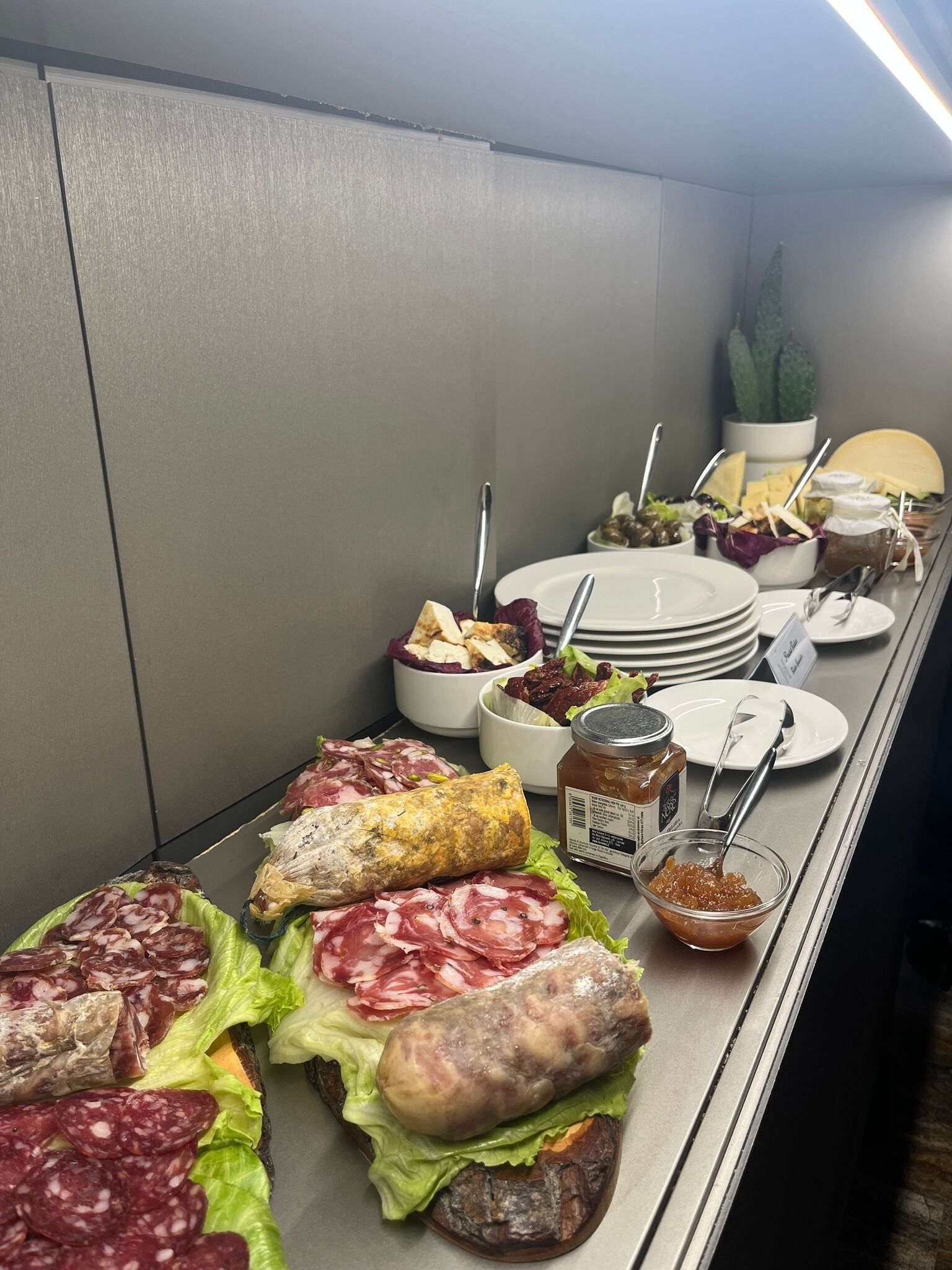 Ein Buffet mit verschiedenen Fleisch-, Käse- und Salatsorten.