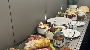 Ein Buffet mit verschiedenen Fleisch-, Käse- und Salatsorten.