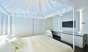 Minibar, in-room safe, individually decorated, individually furnished