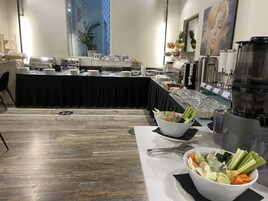 Un buffet con diversi cibi e utensili.