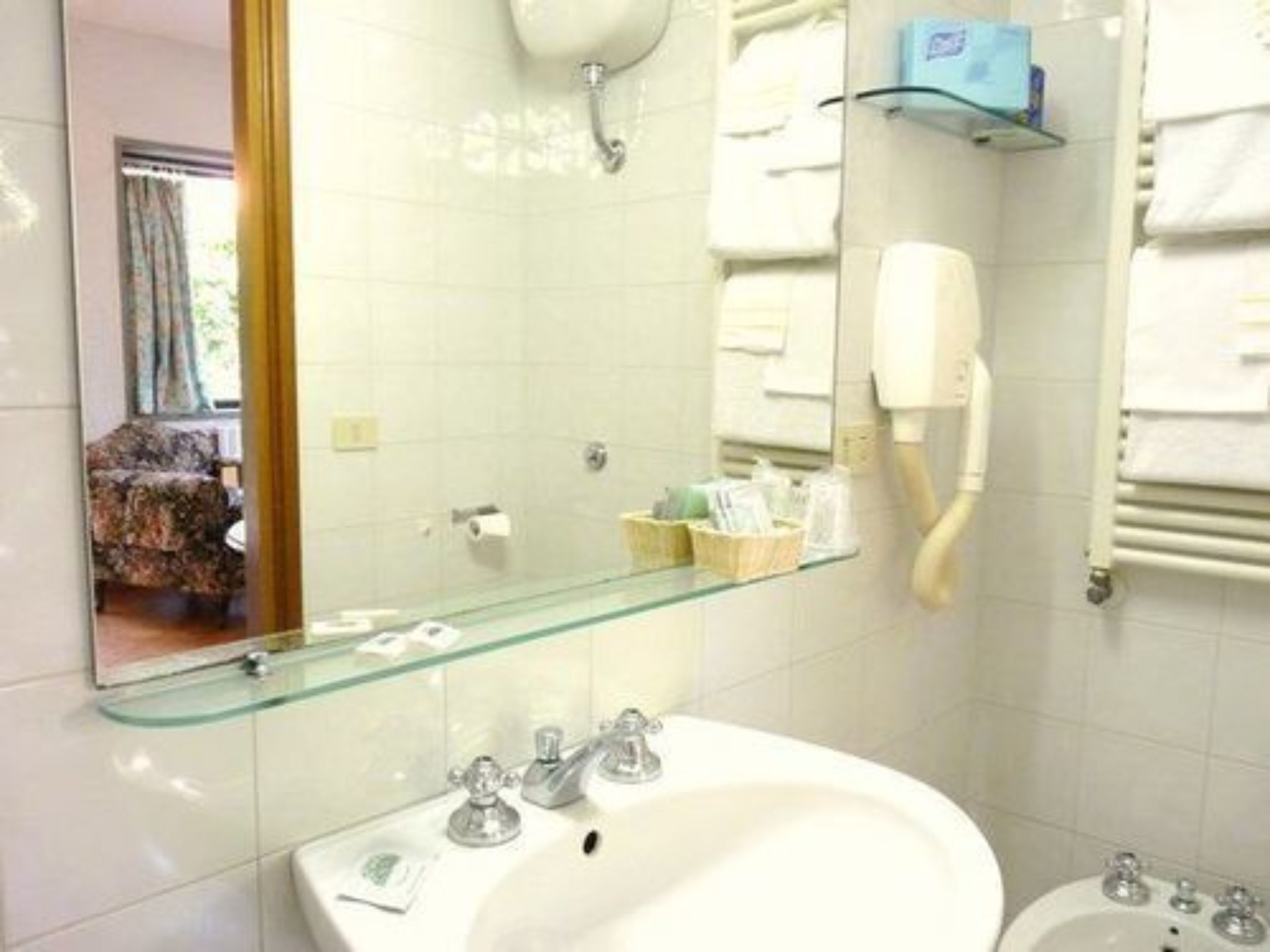 shower, free toiletries, hair dryer, bidet