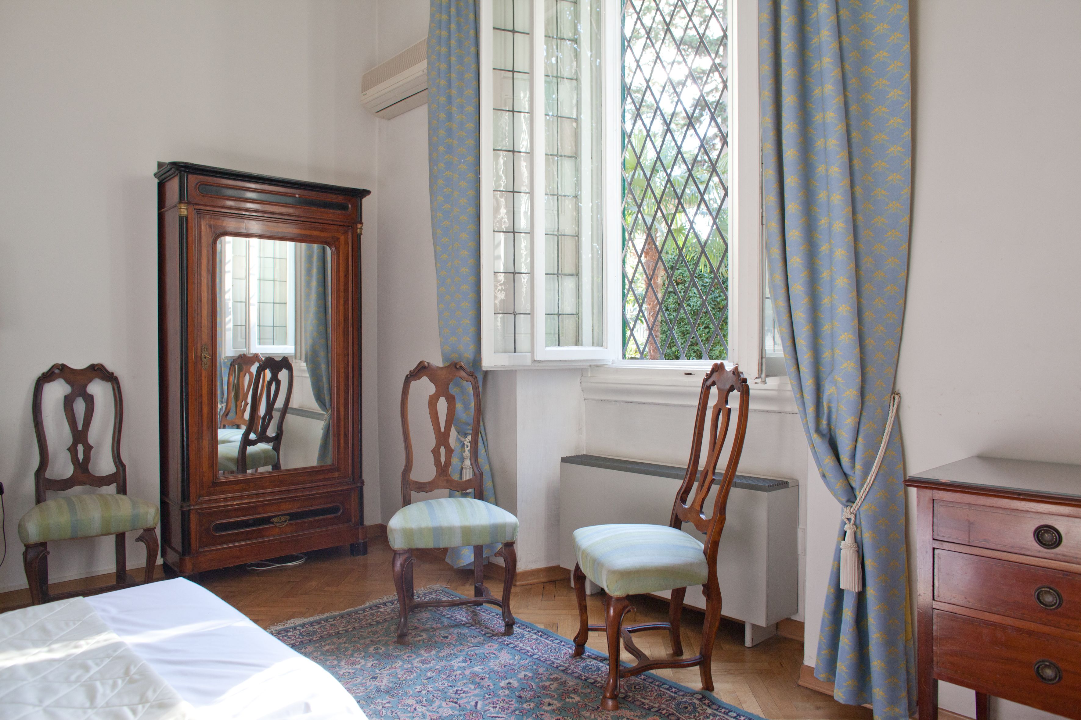 standard double room, 1 queen bed | in-room safe, individually decorated, desk, free cots/infant beds