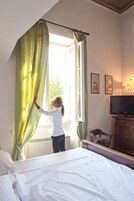 高级双人房 | 客房内保险箱、特色装修、办公桌、免费婴儿床