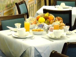 Free daily continental breakfast 