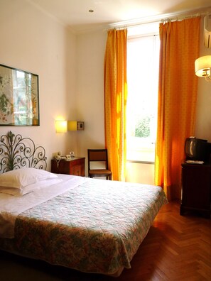 In-room safe, individually decorated, desk, free cots/infant beds - Classic Hotel (Florence)