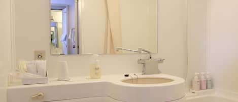 Un baño moderno con inodoro, lavamanos y ducha.