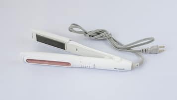 Sistema de modelagem capilar Panasonic com cabo de carregamento.