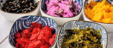 Cuatro tazones con distintos alimentos.