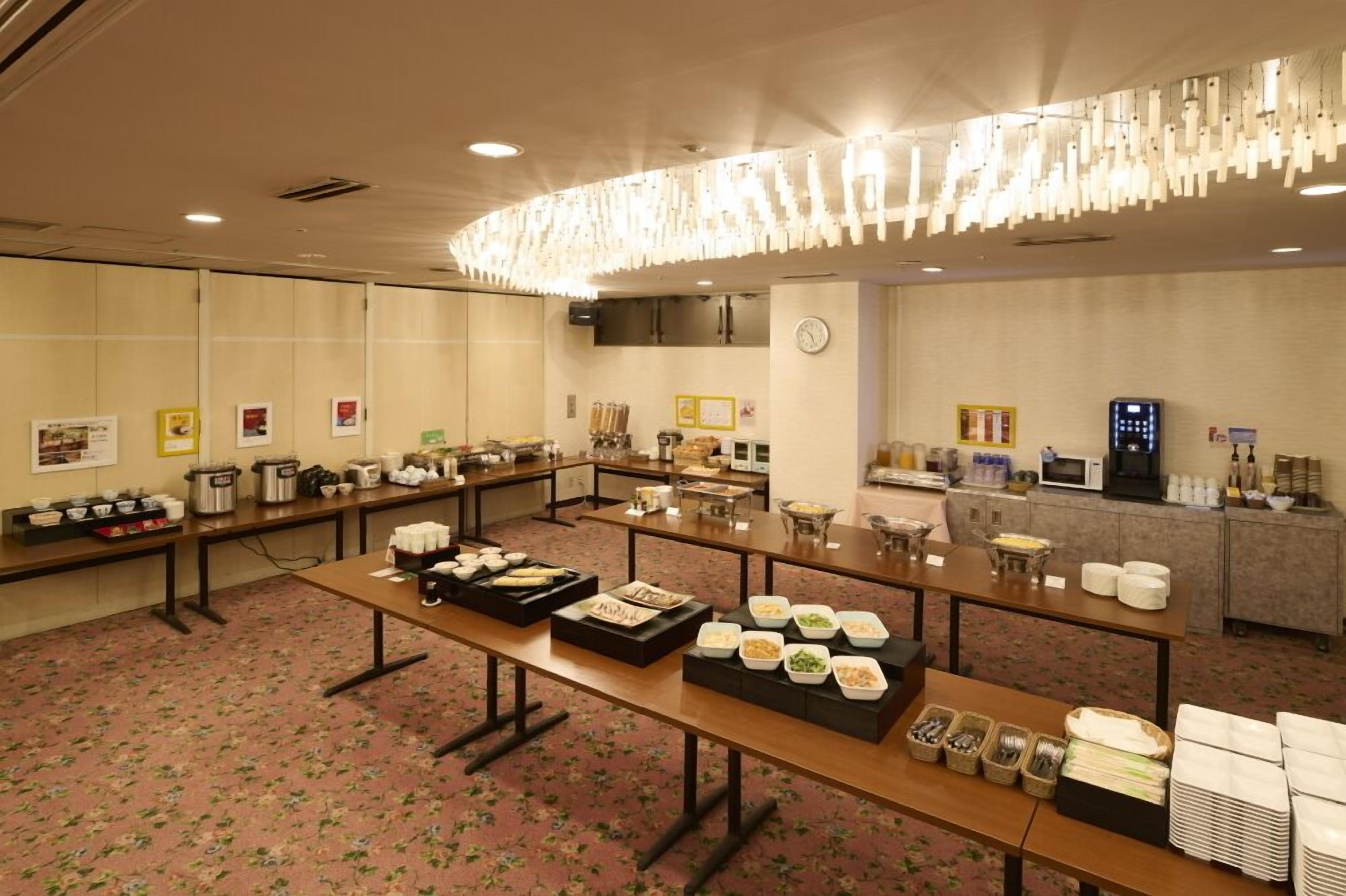 Petit déjeuner buffet (1500 JPY par personne)