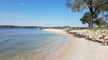 Plage privĂ©e, chaises longues, kayak, pĂȘche sur place