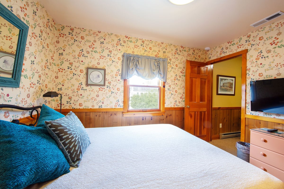 Chambre, 1 grand lit | Vue sur la rue
