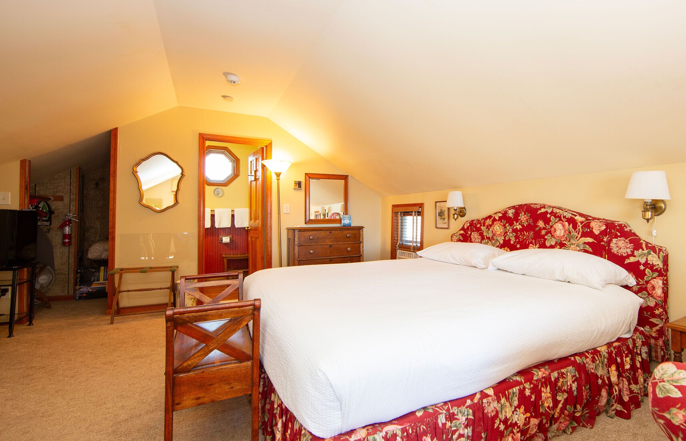 Rom – standard, 1 kingsize-seng, utsikt mot bukt | Sengetøy av topp kvalitet og individuelt innredet