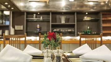 4 restaurantes, se sirven desayunos, comidas, cenas y cocina japonesa