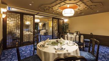 4 restaurants; breakfast, lunch, dinner, and brunch served