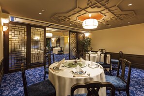 4 restauranter; serverer morgenmad, frokost og japanske retter