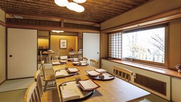 4 restaurants, breakfast, lunch, dinner served; Japanese cuisine