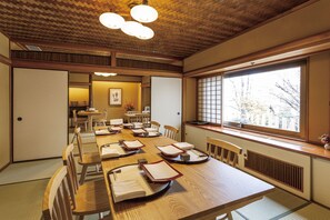 4 間餐廳,供應早餐、午餐和晚餐,日本料理