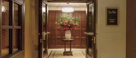 4 restaurants, breakfast, lunch, dinner served; Japanese cuisine