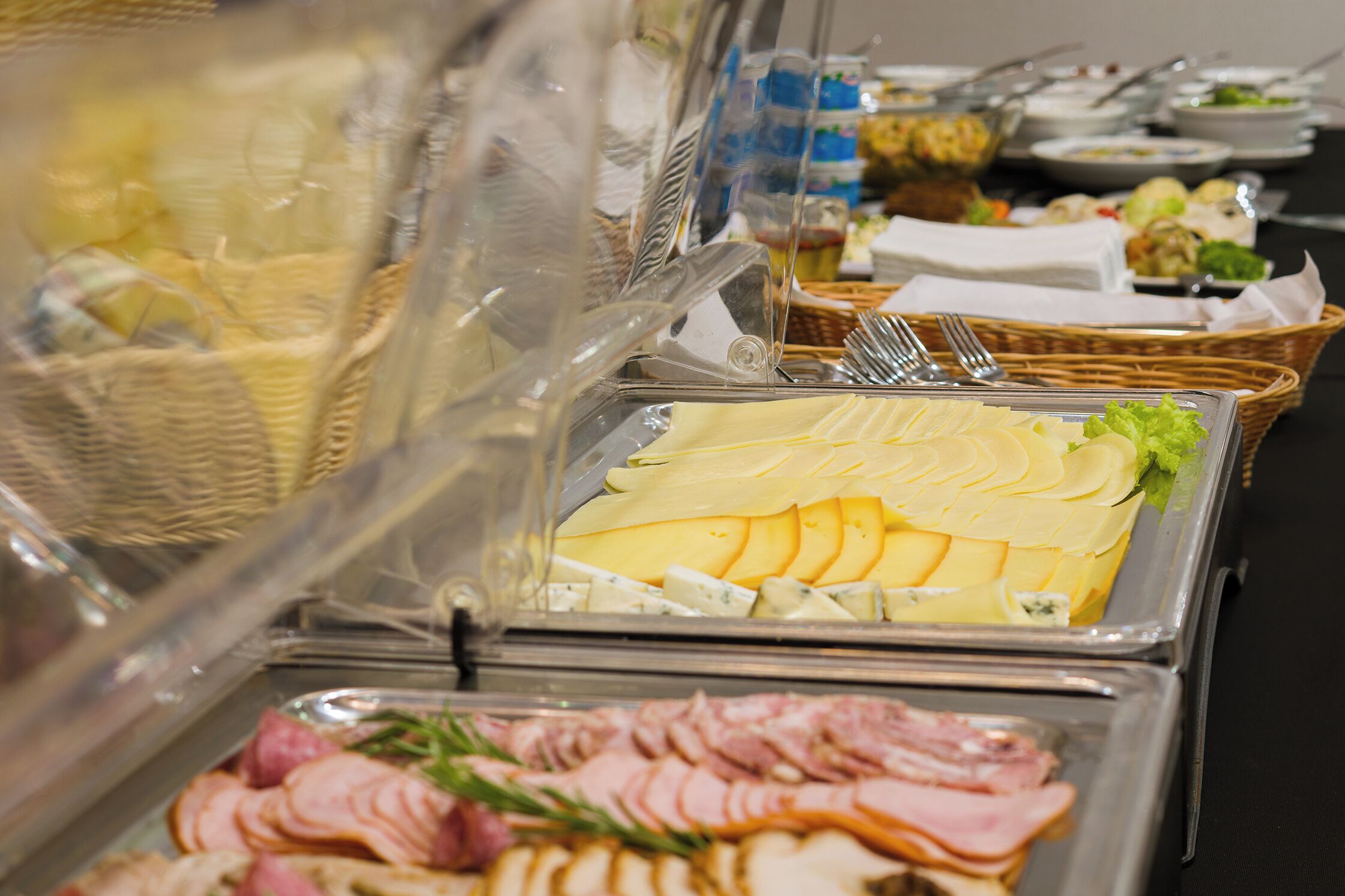 2 restaurants, breakfast, lunch, dinner served; international cuisine